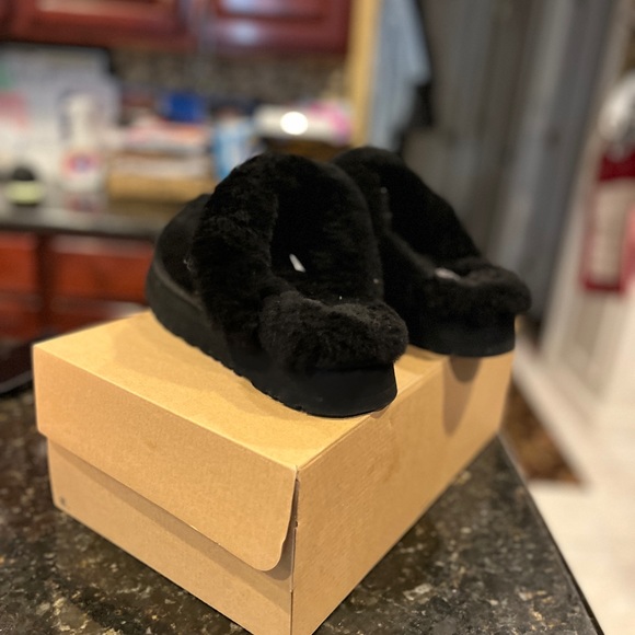 Brand new Ugg platform size 10 never worn - Picture 3 of 3